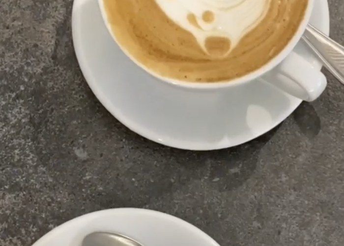 Mehrere Tassen Kaffee mit unterschiedlicher Latte Art