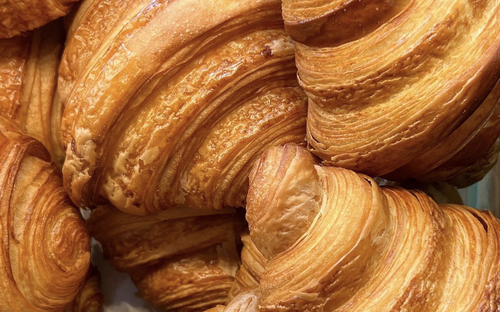 Frisch gebackene, goldbraune Buttercroissants aus unserer Backstube