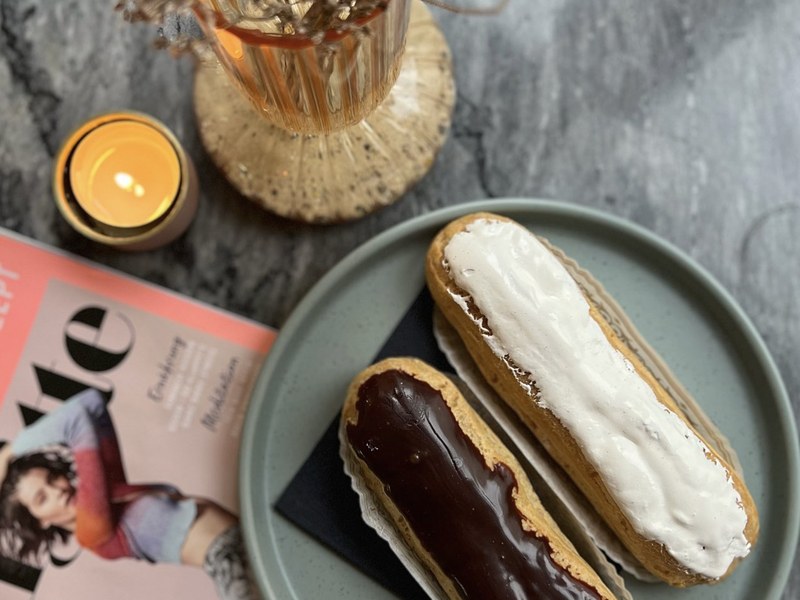 Zwei Eclairs mit Schokolade und Vanille-Glasur